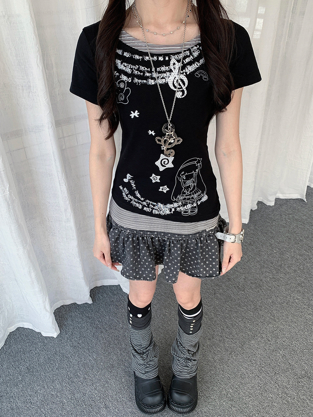 【rejio】Asymmetrisches T-Shirt mit Fake-Layering und Grafik (Schwarz / Hellgrau)