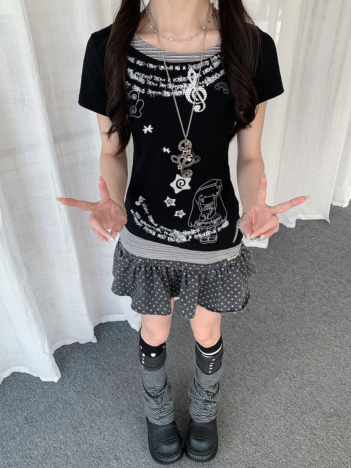 【rejio】Asymmetrisches T-Shirt mit Fake-Layering und Grafik (Schwarz / Hellgrau)