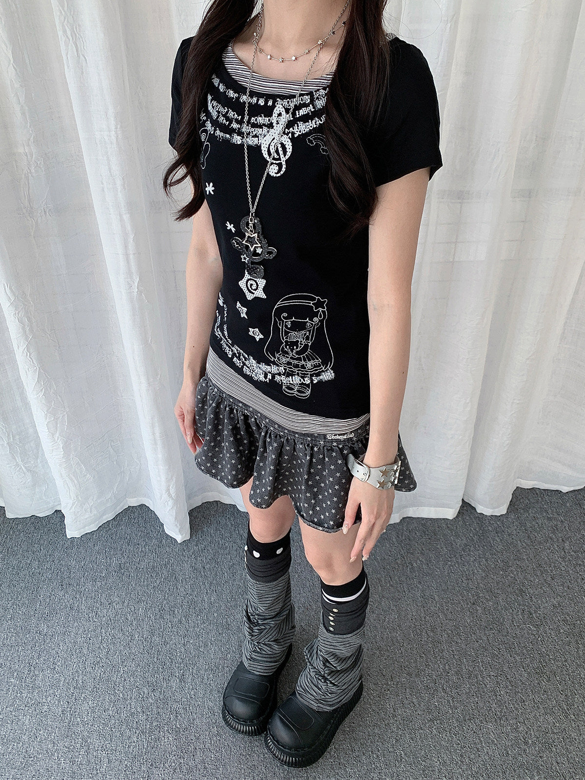 【rejio】Asymmetrisches T-Shirt mit Fake-Layering und Grafik (Schwarz / Hellgrau)